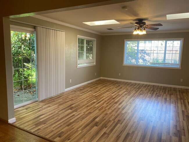 Building Photo - Stunning Three Bedroom House W/ Two Car Garage & Backyard!!