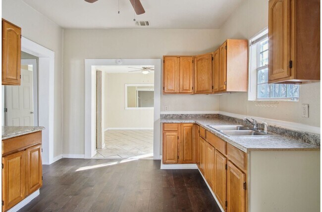 Building Photo - Charming 2BR 1BA Near Downtown