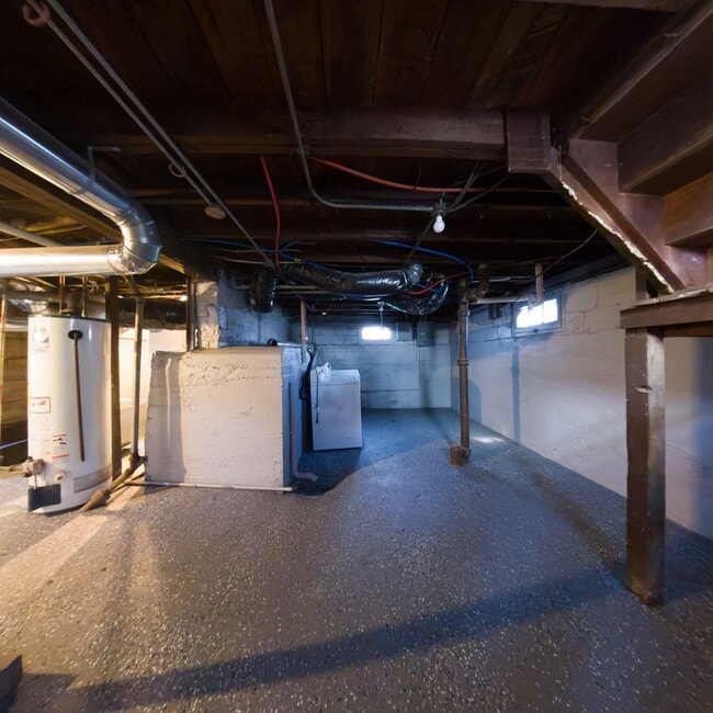 Building Photo - 2 Bedroom 1 Bath 1 Stall Garage For Rent