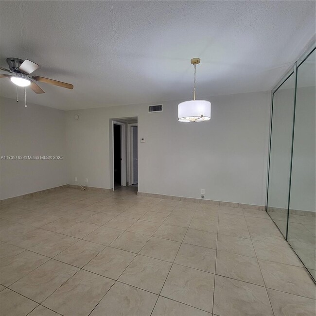Building Photo - 541 Blue Heron Dr