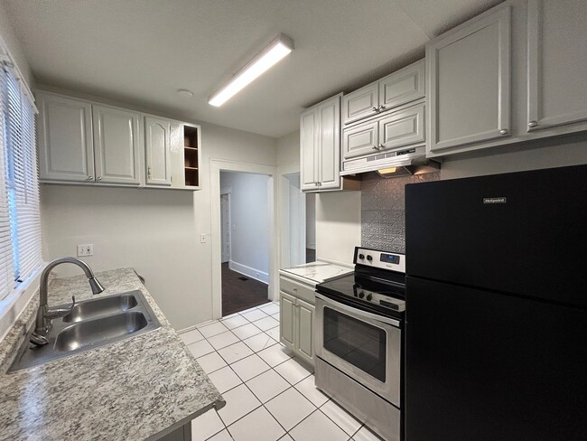 Building Photo - Adorable Remodeled 2Bed Unit in Springfield!