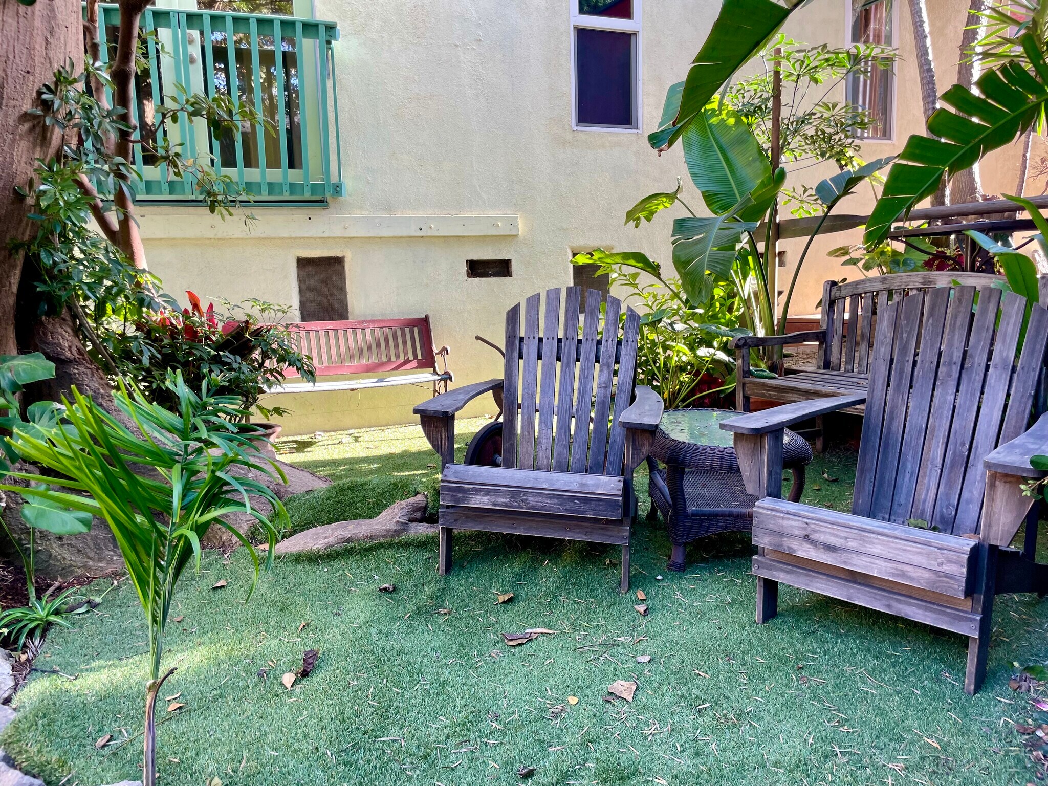 Shared courtyard with four other bungalows - 2918 Pacific Ave