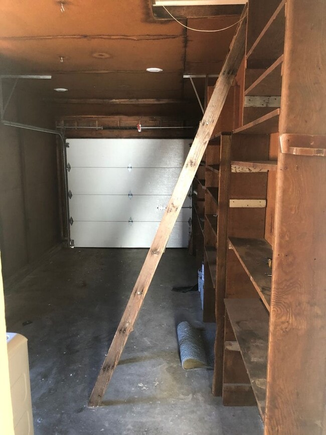 Building Photo - Comfortable 3 bedroom 1 bath