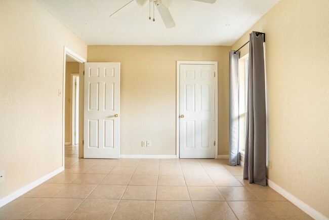 Building Photo - Queen room in 4-bed/2.0-bath Home