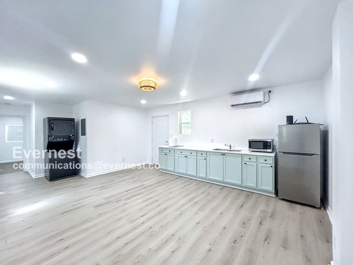 Building Photo - 1404 Rivas St
