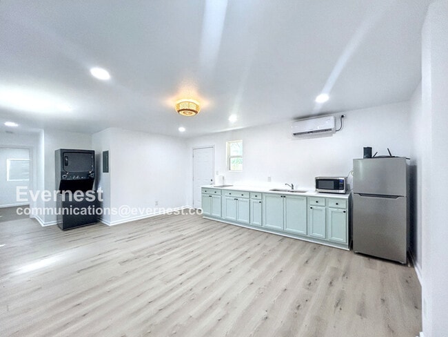 Building Photo - 1404 Rivas St