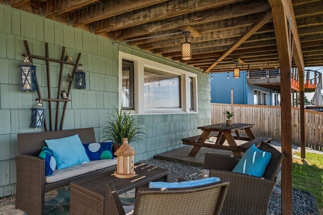 Building Photo - Ocean view 1 bedroom bottom floor unit close to Alki