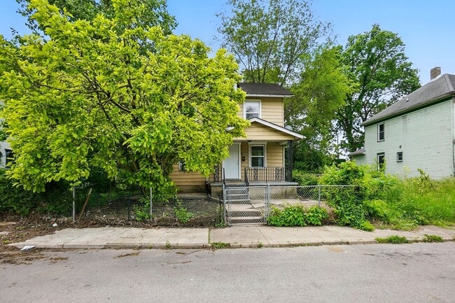 Building Photo - Two Bedroom in Dayton!