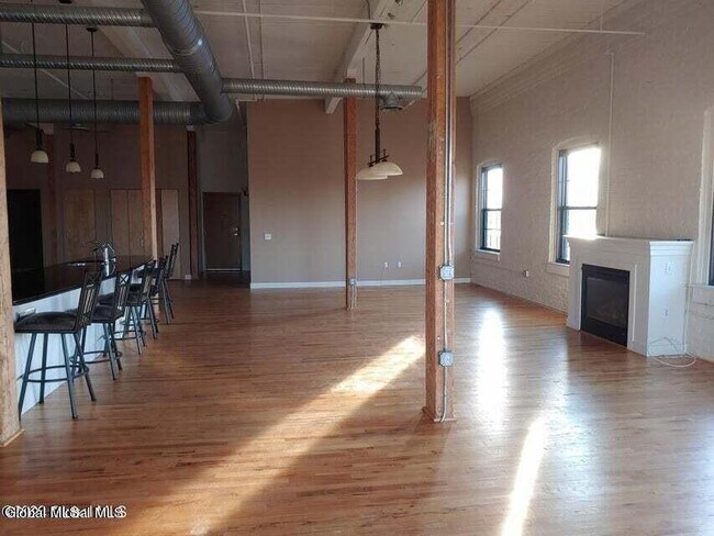 Building Photo - 387 3rd Ave