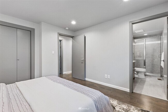 Building Photo - CLICK "REQUEST A TOUR" NOW!