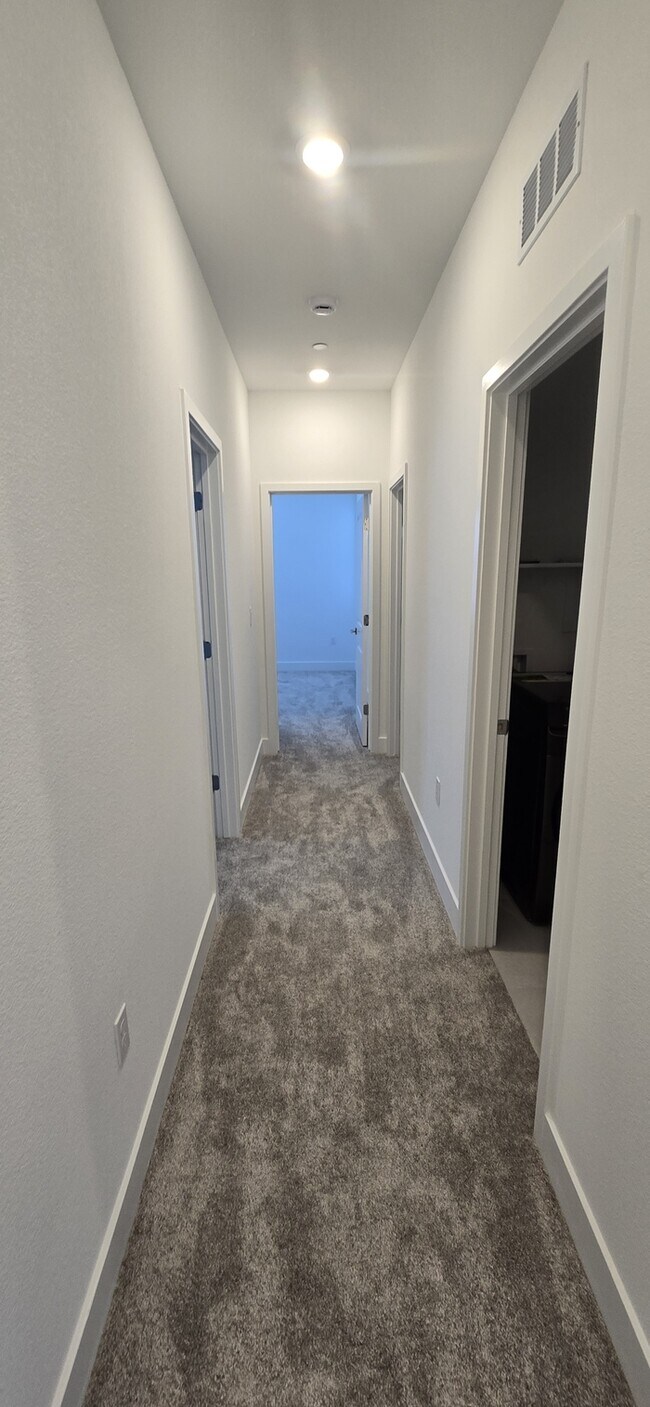 Building Photo - Lathrop - Gorgeous 5 Bedroom 3 Bathroom Home