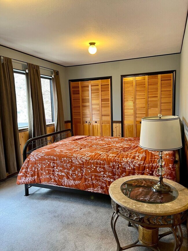 Building Photo - Cozy 3-Bed 2-Bath Cabin-Style Home Nestled...