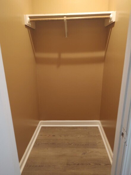 Walk in Closet - 527 Oakland Pl