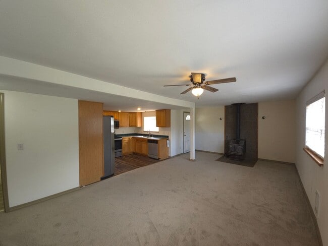 Building Photo - 3 Bedroom 2 Bath