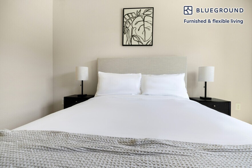 Building Photo - 3100 Esperanza Crossing