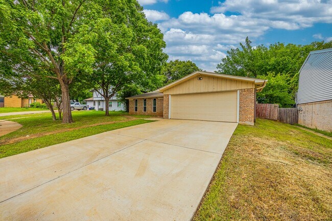 Building Photo - 4 Bedroom, 3 Bath Home Gorgeously Remodeled