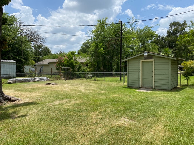 Building Photo - 205 Chambers St