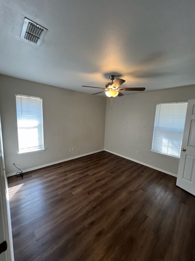 Building Photo - 2 Bed 1 Bath **Cozy Unit in Pleasanton**