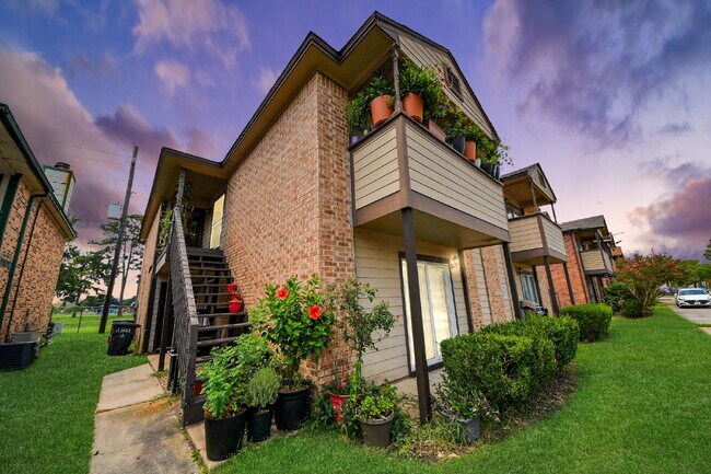 Building Photo - No Carpet. Private Yard. Extra Storage. What More Could You Ask For?