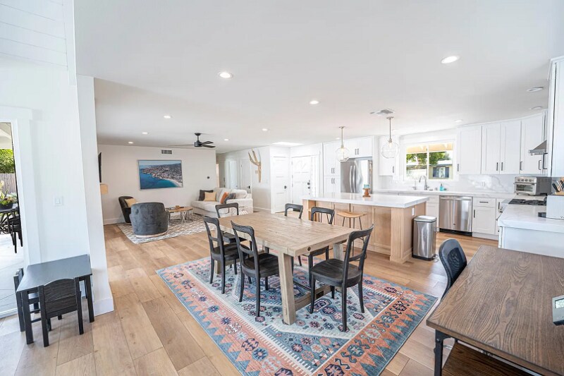 Building Photo - 2858 Drake Ave