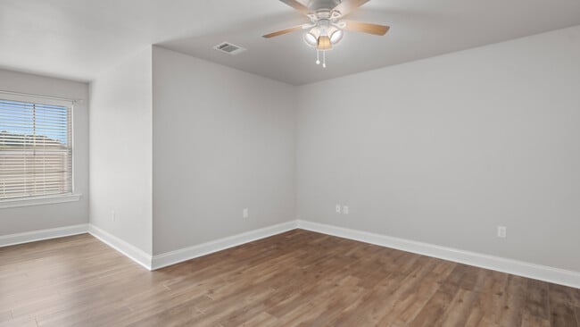 Building Photo - 70469 Chambly Ct