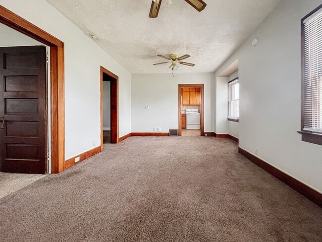 Building Photo - 1317 W Memorial Dr