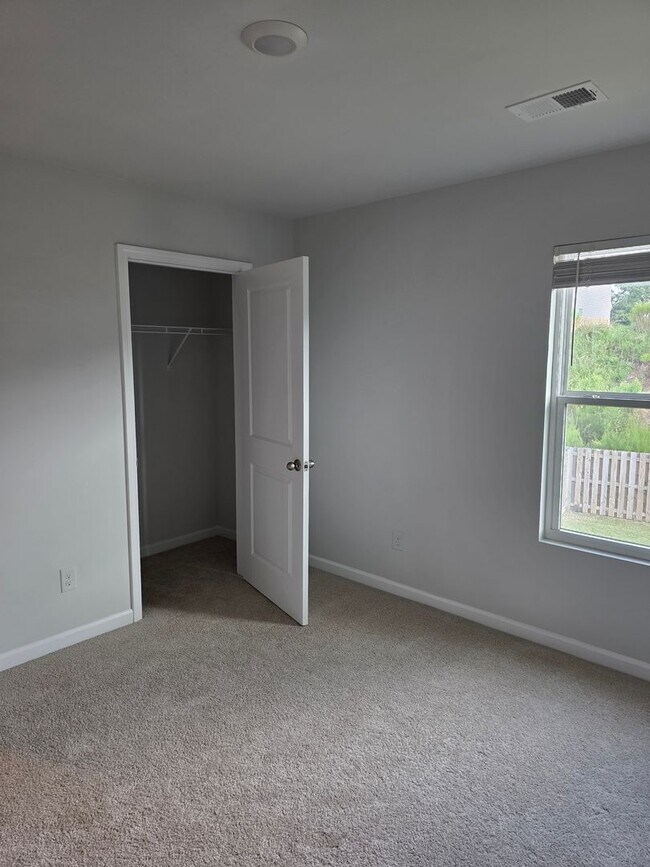 Building Photo - 5 BEDROOMS