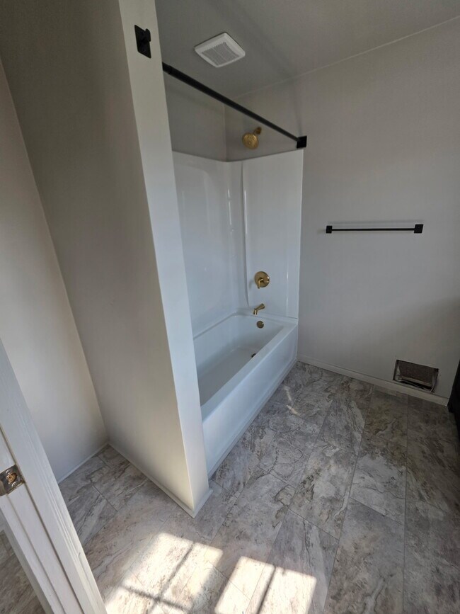 Building Photo - 116 Linden Ave