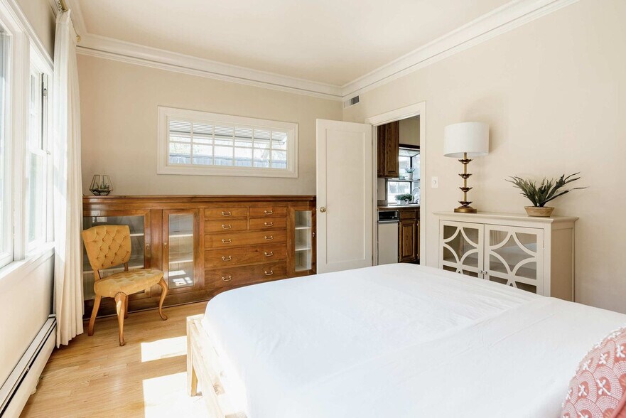 Building Photo - 917 SE 25th Ave