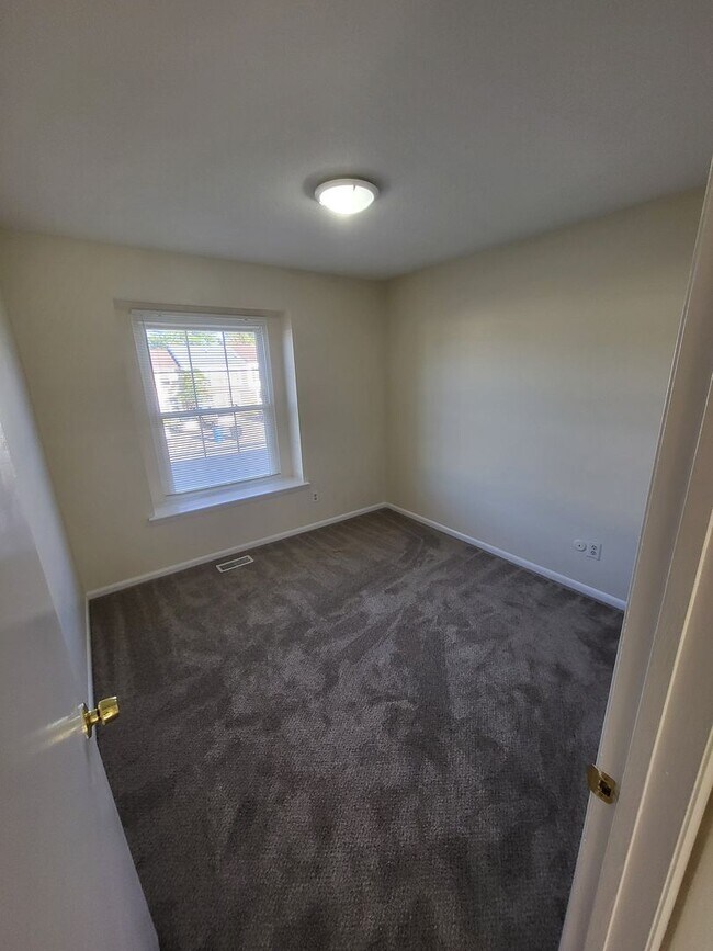 Building Photo - WINDSOR OAKS WEST