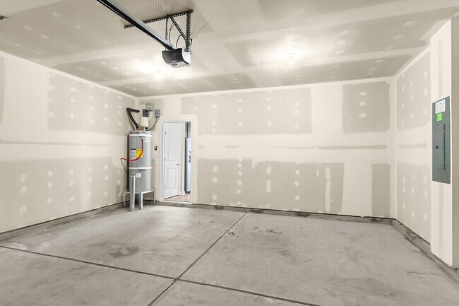Building Photo - Convenient Location with Modern Amenities