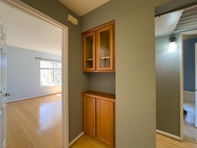 Building Photo - 7160 Shoreline Dr