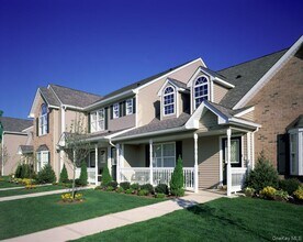 Building Photo - 281 Village Green Dr