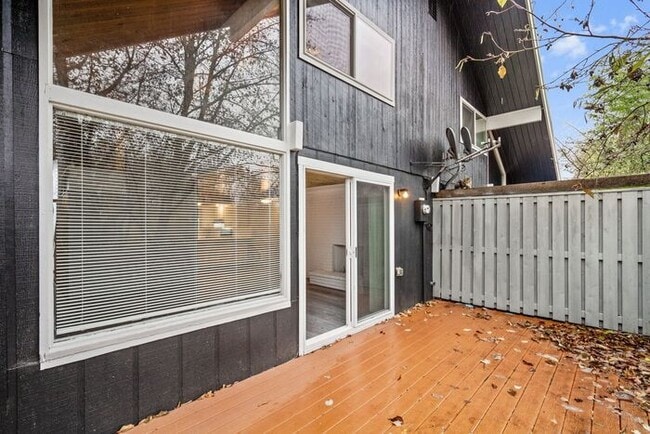 Building Photo - Beautiful Rustic-Style 1-bedroom Apartment...