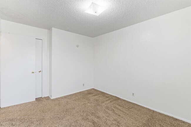 Building Photo - 302 Algerita Dr