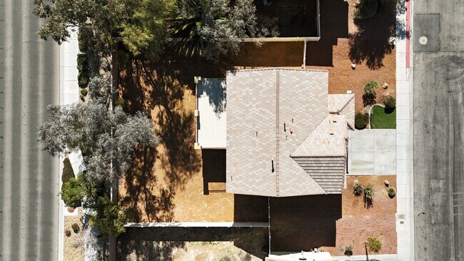 Building Photo - "Spacious 3-Bedroom Oasis with 2.5 Baths on Grandmother Hat Street, North Las Vegas!"