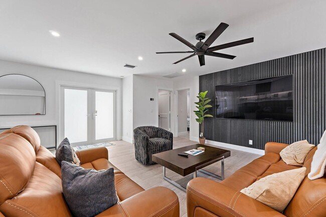 Building Photo - 4193 Hyacinth Cir N