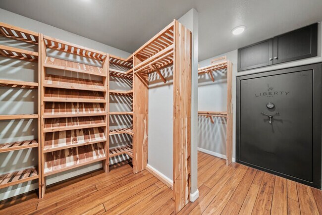 Building Photo - 1740 W Live Oak St