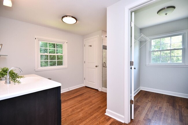 Building Photo - Charming 3/2.5 House with Lawn Care included!