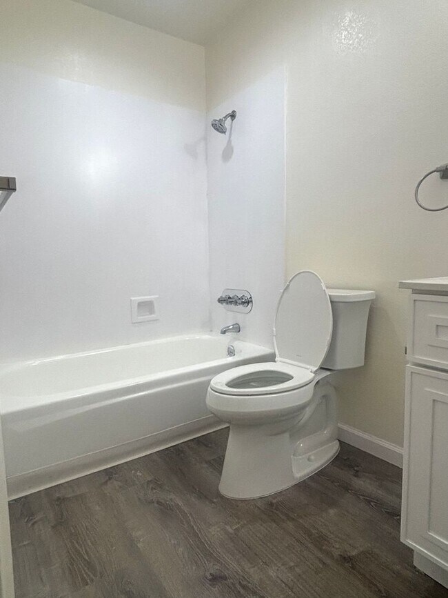 Building Photo - Stylishly Remodeled 2-Bedroom Gem in Redwood City