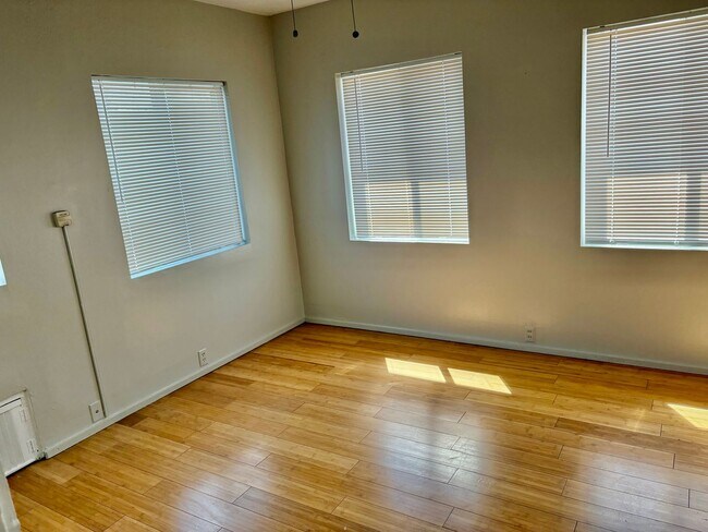 Building Photo - **OPEN HOUSE THURSDAY 5/22/25** 2,400- ALL...