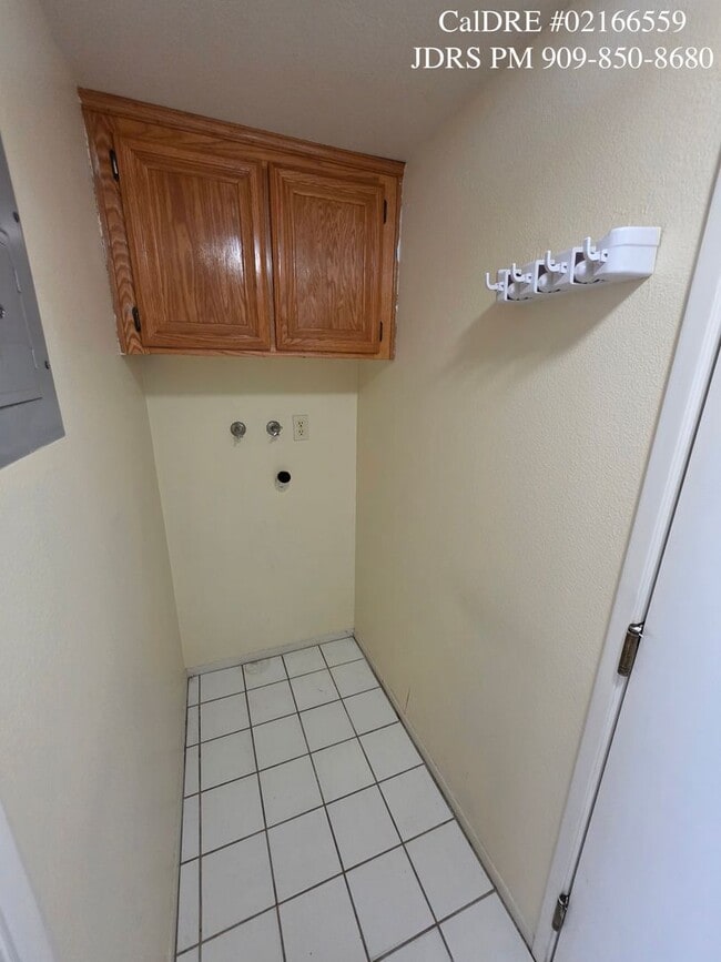 Building Photo - Ontario 3 Bedroom Condo