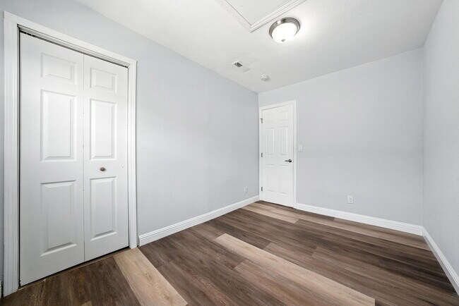 Building Photo - 5530 Laverne Ave