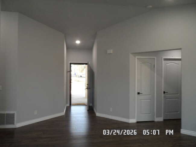 Building Photo - 3 Bedrooms, 2 Bathrooms, approx. 1112 sq. ft., 2 Car Garage, Solar Panels, Internet Included. Clo...