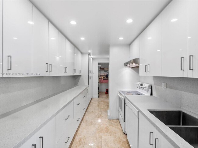 Building Photo - 20335 W Country Club Dr