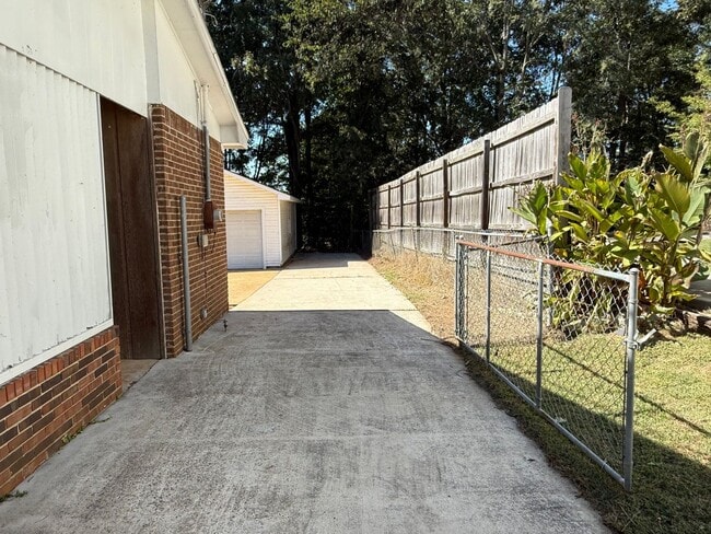 Building Photo - CHARMING UPDATED HOME FOR RENT IN GUNTERSV...