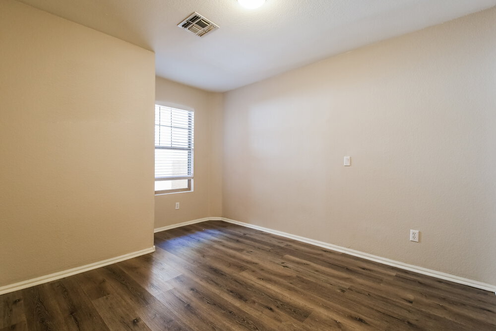 Building Photo - 1427 E Vernoa St
