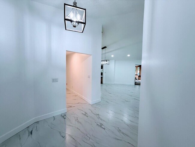 Building Photo - 465 SE Naranja Ave