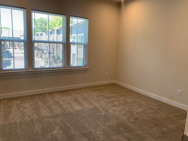 Building Photo - Beautiful Three Bedroom Townhouse!