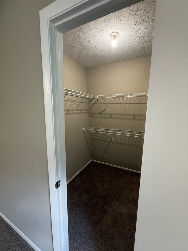 Building Photo - Oversized 1 Bedroom Upstairs Apartment For Rent!